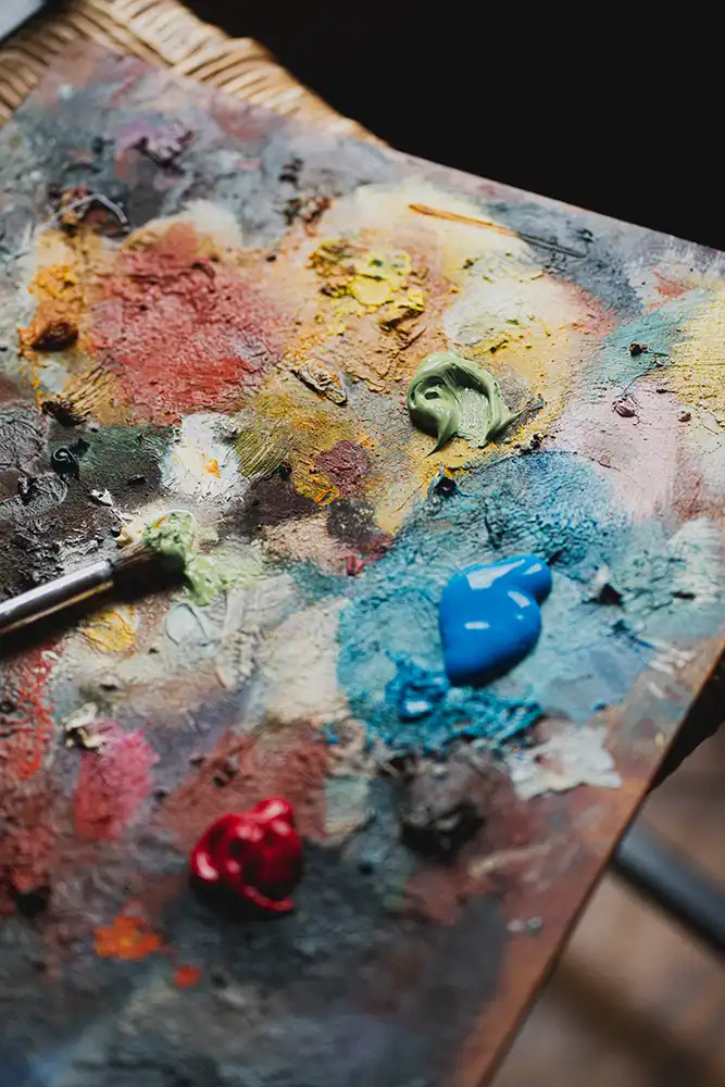 Photo métiers d'art d'une artiste Mireille Albert peintre reportage