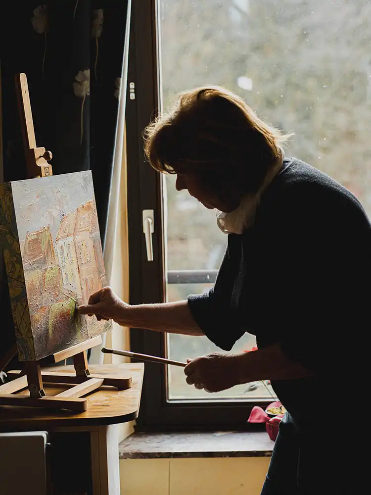 Photo métiers d'art d'une artiste Mireille Albert peintre reportage