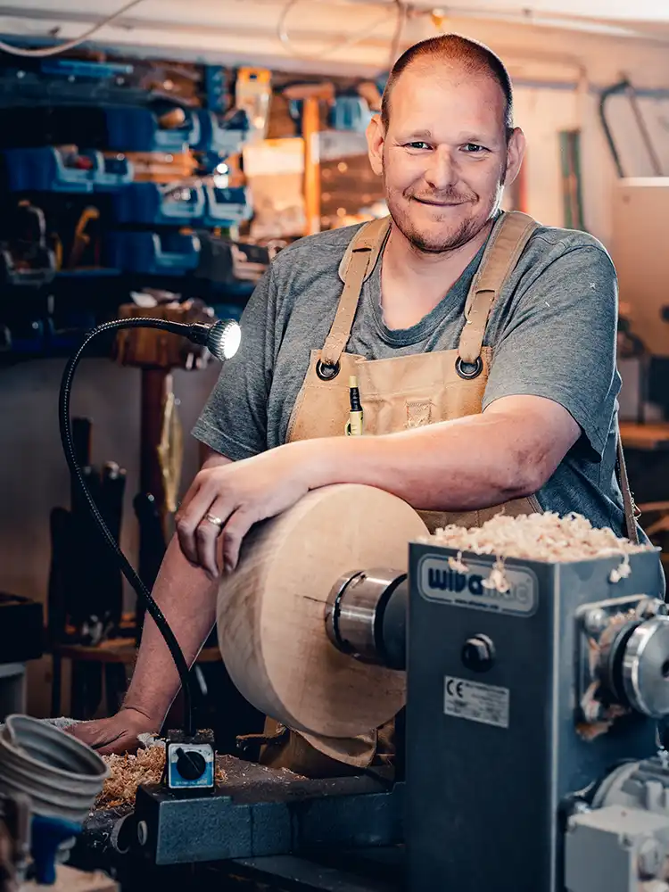 Photo métiers d'art d'un artiste AS Bois Woodturning tourneur sur bois portrait artistique