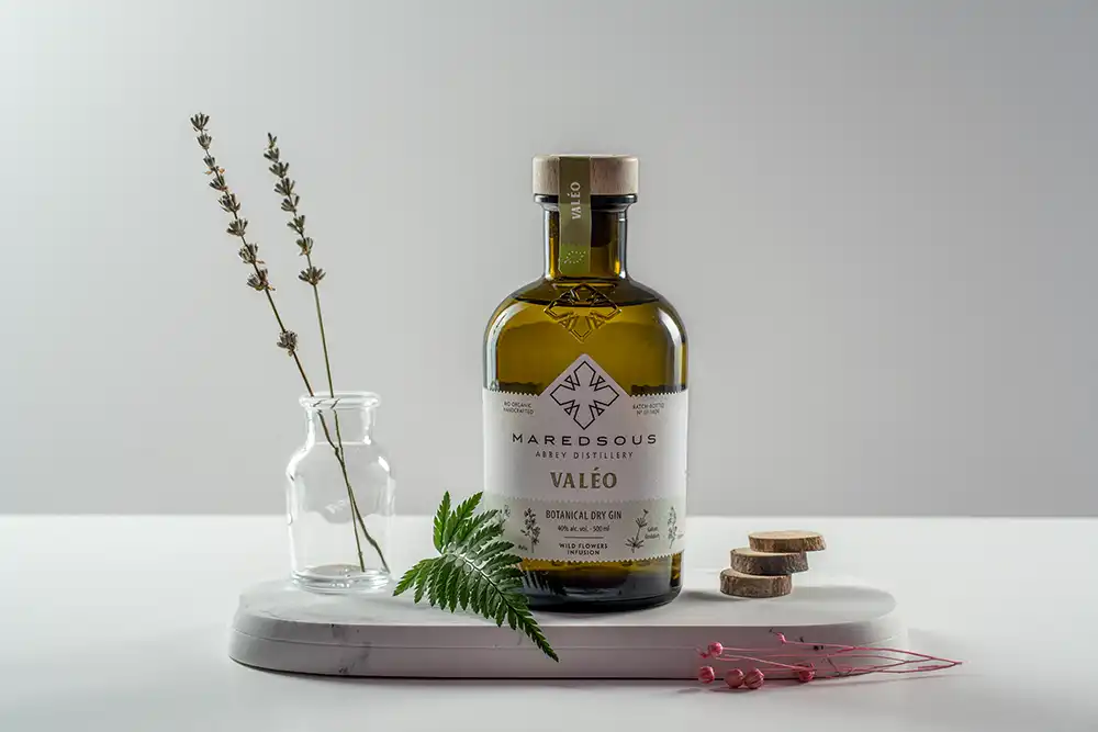 Photo de produit d'un gin mise en scène créative