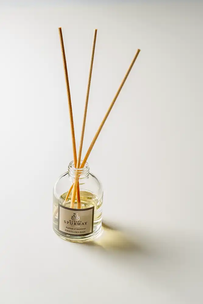 Photographie de produit d'un parfum de salon minimaliste