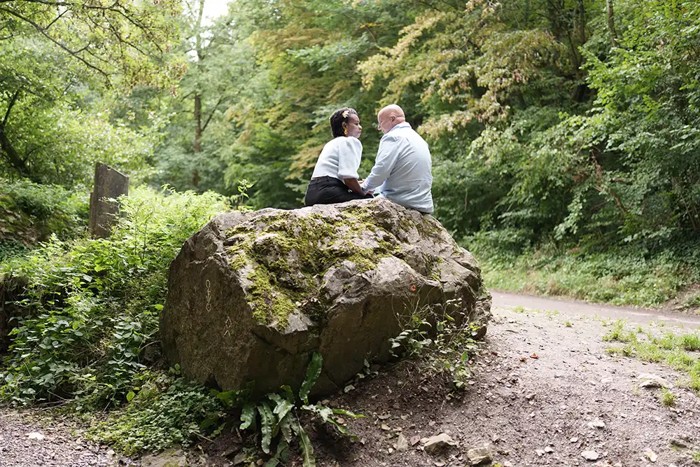Shooting photo d'un couple en extérieur. Dans la nature.