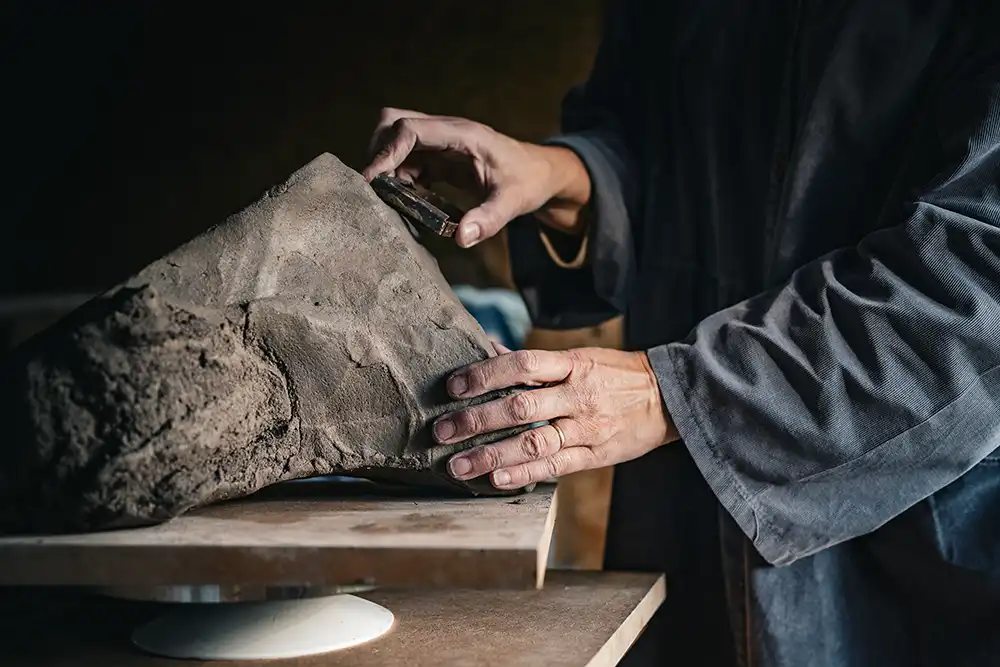 Photo métiers d'art d'une artiste sculpteuse Christine Louviaux reportage d'exception storytelling
