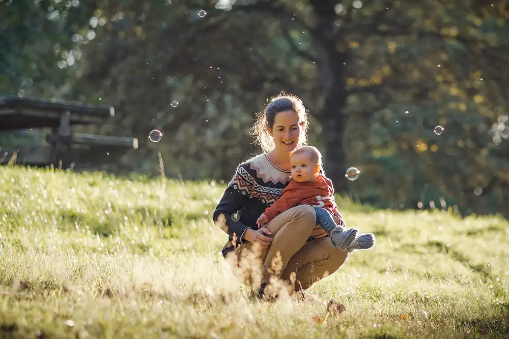 Shooting photo d'une famille avec un bébé à l'extérieur
