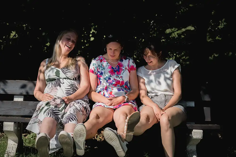 Shooting photo d'une famille avec des amies à l'extérieur. Photo life style.